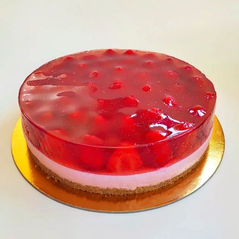 Strawberry cheesecake layered with strawberry jelly, strawberries and digestive biscuits base. Jelly Cheesecake, Holiday Desserts Christmas, Strawberry Jelly, Digestive Biscuits, Strawberry Cheesecake, Strawberry Cake, Sponge Cake, Desserts To Make, Holiday Desserts