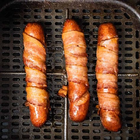 Fried Hotdogs, Hot Dogs In Air Fryer, Air Fryer Recipes Bacon, Air Fry Bacon, Bacon Wrapped Beef, Bacon Hot Dogs, Bacon Wrapped Sausages, Fried Hot Dogs, Bacon Wrapped Hotdogs