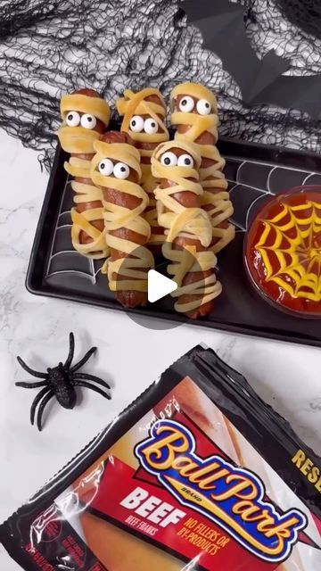 Halloween Sliders, Mummy Hot Dogs, Mummy Dogs, Chicken Sliders, Easy Lunches, Halloween Recipes, Sliders, Hot Dogs, Kids Meals