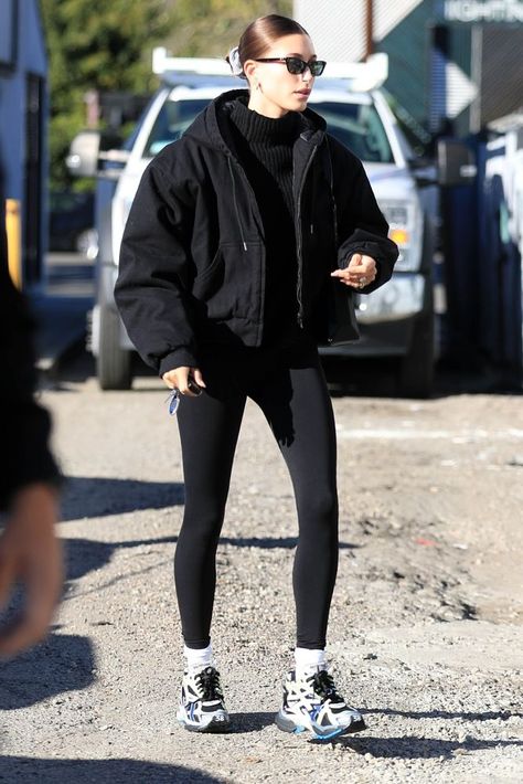 Hailey Baldwin Outfits, Leggins Outfit, Hailey Bieber Street Style, Hailey Baldwin Street Style, Outfits Leggins, Hailey Bieber Style, Hailey Baldwin Style, Look Legging, Black Leggings Outfit