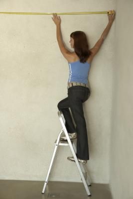 How to Make Your Ceilings Look Higher With Paint Rounded Ceiling, Low Ceiling Basement, Basement Paint Colors, Covering Popcorn Ceiling, Basement Painting, Basement Guest Rooms, Ceiling Mounted Lights, Deco House, Kitchen Improvements