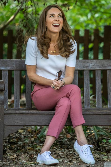 Kate Middleton Goes Casual in Recycled Pink Pants & Superga Sneakers – Footwear News Casual Kate Middleton, Kate Middleton Stil, Moda Kate Middleton, Style Kate Middleton, Kate Middleton Style Outfits, Duchesse Kate, Düşes Kate, Looks Kate Middleton, Bridal Sneakers