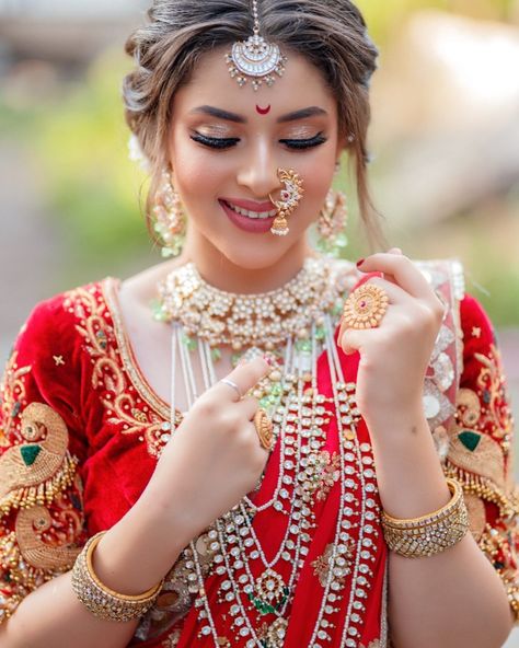 Maharashtrian Bride In Red Saree, Hairstyles For Marathi Bride, Marathi Bridal Hairstyles Indian, Marathi Hairstyle Wedding Bride, Maharashtrian Bride In Lehenga, Maharashtrian Bride Makeup Look, Bridal Makeup Maharashtrian, Red Lehenga Bride Makeup, Ganpati Makeup Look