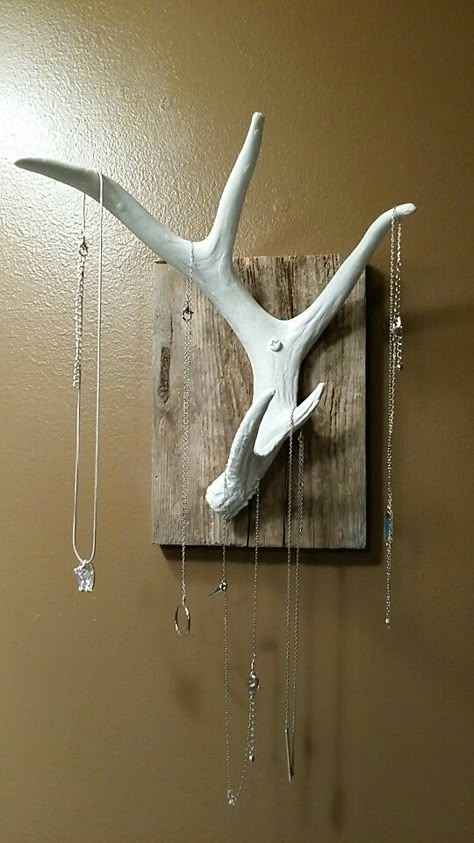 Pallet wood , antler , jewelry holder                                                                                                                                                                                 More Deer Antler Decor Ideas, Antler Jewelry Holder, Antler Projects, Antler Ideas, Deer Antler Decor, Antlers Decor, Antler Crafts, Antler Jewelry, Antler Art