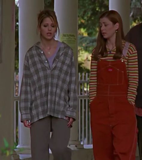 a 90s duo of dreams - I love both their outfits in this episode. Willow is wearing super cute 90s dungarees - very cottagecore vibes. Buffy is wearing oversized shirt, very casual outfit with casual 90s updo 90s Shirt Outfit, 90s Oversized Shirt Outfit, 90s Layering Outfit, 90s Oversized Shirt, 90s Movies Outfits, Plaid 90s Outfit, Oversized Dungarees Outfit, 90s Show Outfits, 90s Oversized Outfit