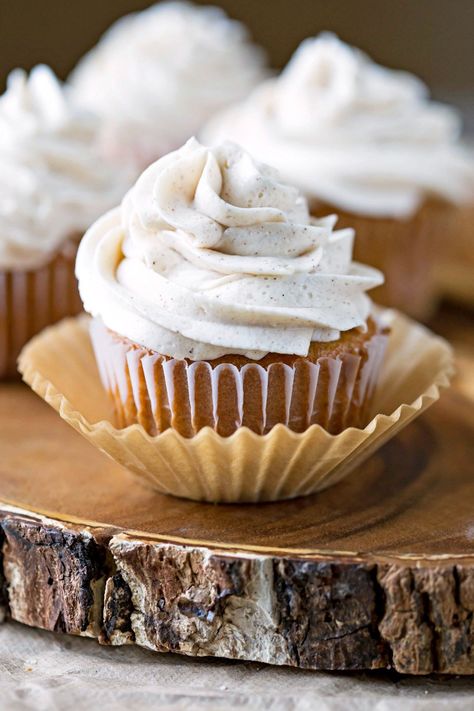 Whipped Cinnamon Buttercream Frosting Recipe Fall Cupcakes Recipes, Cinnamon Buttercream Frosting, Gingerbread Frosting, Fall Pies Recipes, Cupcake Recipes For Kids, Apple Pie Cupcakes, Cinnamon Buttercream, Christmas Cupcakes Recipes, Whipped Icing