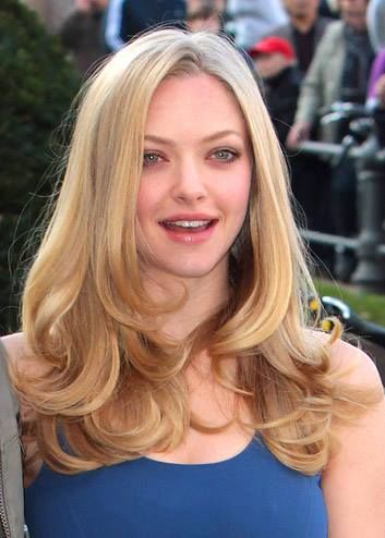 nice Jana Core, Amanda Seyfried Hair, Sunday Wedding, Hair Layers, Fotografi Vintage, Hair Things, Dye Colors, Blowout Hair, 90s Hairstyles