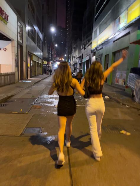 Friends Photo Ideas Aesthetic, Best Friends Aesthetic Poses, Poses With Friends Aesthetic, Street Pics Aesthetic, Picture Inspo Friends, Street Pictures With Friends, Holiday Pictures With Friends, Night Inspo Pics, Best Friend Night Pictures