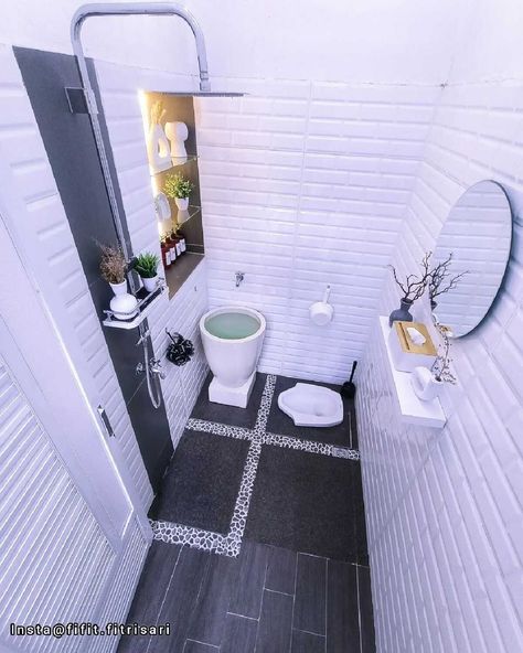 Wc Jongkok, Interior Design Toilet, Mini Closet, Toilet And Bathroom Design, Toilet Room Decor, Modern Small House Design, Washroom Design, Minimal House Design, Small House Design Plans