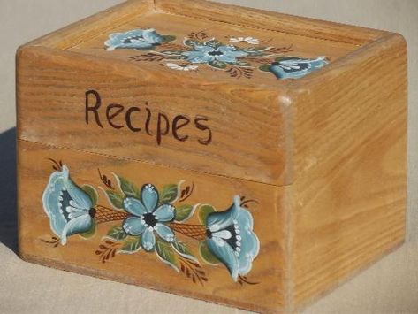 Painted Recipe Box, Recipe Box Diy, Recipes Cards, Recipe Card Boxes, Recipe Card Box, Vintage Recipe Box, Recipe Box Wooden, Handwritten Recipes, Painted Boxes