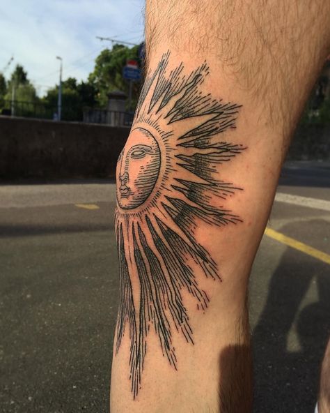 Kneecap Tattoo, Realistisches Tattoo, Totem Tattoo, Pola Tato, Elbow Tattoos, Sun Tattoos, Knee Tattoo, Sun Tattoo, Dope Tattoos