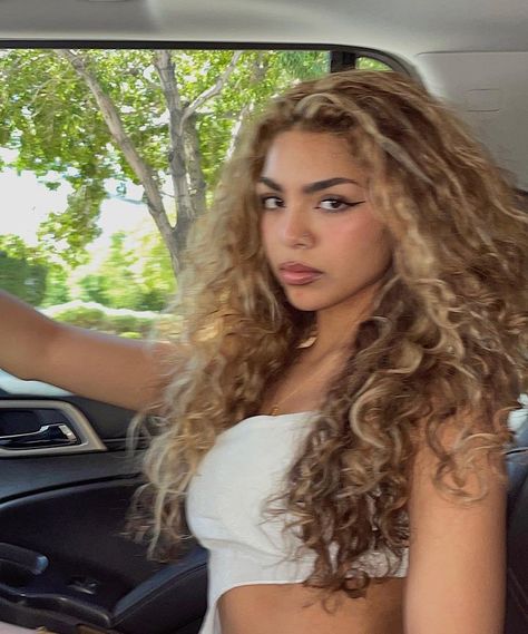 90s Blonde Highlights, Light Skin Hair Color, Hair Dye Blonde, Blonde Highlights Curly, 90s Blonde, Curly Light Brown Hair, Curly Hair Brown, Blonde Highlights Curly Hair, Long Layered Curly Hair