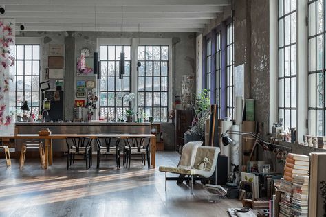 An Industrial Artist Loft in Italy With Jaw Dropping Windows — THE NORDROOM Loft Apartment Industrial, Loft Flat, Scandinavian Loft, Berlin Apartment, Apartment Loft, Artist Loft, Loft Industrial, Loft Studio, Industrial Living