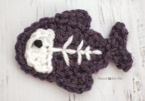 X is for X-ray Fish: Crochet X-ray Fish Applique - Repeat Crafter Me X Ray Fish, Crocheted Fish, Fish Applique, Ray Fish, Marque-pages Au Crochet, Fish Crochet, Crochet Appliques, Repeat Crafter Me, Crochet Embellishments