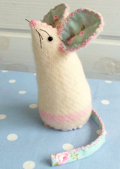 Pin Cushion Mice | Free pattern from Bustle & Sew | Bustle & Sew | Flickr Cute Pin Cushions, Pin Cushion Ideas, Xmas Mouse, Mouse Crafts, Pin Cushions Patterns, Felt Mouse, Wool Projects, Sewing Pillows, 자수 디자인