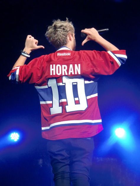 *suddenly becomes a hockey fan to buy this jersey* Niall Horan Baby, One Direction Niall, One Direction Photos, Irish Princess, Irish Boys, Frat Boy, James Horan, Dance With You, One Direction Pictures