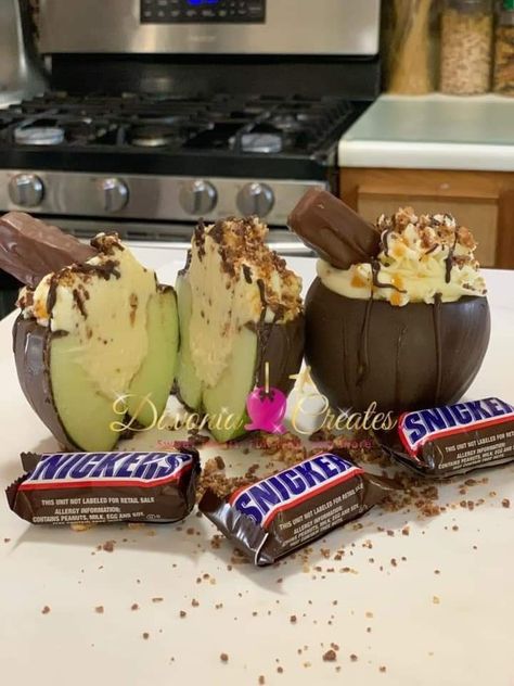 Delicious stuffed apples Cheesecake Apples, Stuffed Cheesecake, Snicker Cupcakes, Fruits Recipes, Stuffed Apples, Gourmet Candy Apples, Taffy Apple, Appetizers Ideas, Snickers Cheesecake