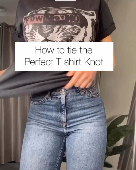 Tie T Shirt Knot How To, Tied T Shirt Outfit, Ways To Tie An Oversized Shirt, How To Style Jeans And Tshirt, Jeans Tee Shirt Outfit, Tshirt Wearing Ideas, Tie Tee Shirt Knot, T Shirt Tricks, How To Dress Up Jeans And Tshirt