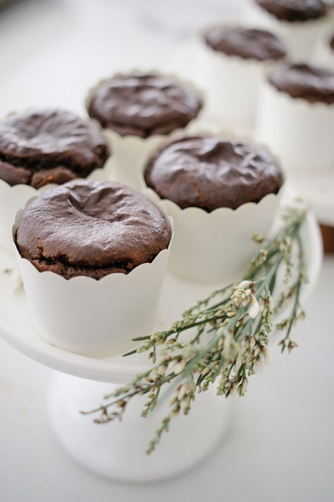 Whole30 dessert cupcake muffin Paleo Desserts For A Crowd, Whole 30 Muffins, Health Cupcakes, Clean Cupcakes, Whole30 Chocolate, Whole30 Dessert, Muffin Healthy, 30 Cupcakes, Paleo Cupcakes