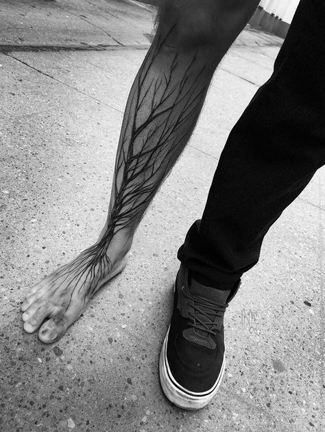 Sketch Tattoos Tree Leg Tattoo, Tree Roots Tattoo, Polish Tattoos, Roots Tattoo, Unique Tattoos For Men, Rose Lalonde, Tattoo Trend, Forest Tattoos, Tree Tattoo Designs