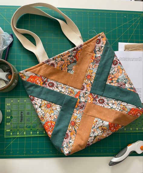 Couture, Tela, Patchwork, Beginner Bags To Sew, Quilted Projects To Sell, Sewing Book Bag, Free Quilted Bag Patterns, 4h Sewing Project Ideas, Scrappy Sewing Projects