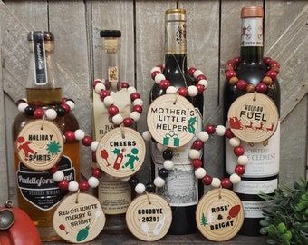 HylandHillsDesign - Etsy Wine Glass Gifts Ideas, Wood Beaded Garland, Wine Gift Tags, Wine Bottle Charms, Gift Tray, Bottle Tags, Wine Tags, Tassel Garland, Cork Crafts