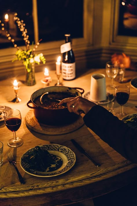 Cosy Cooking Aesthetic, Nora Ephron Dinner Party, Candlelit Apartment, Candlelit Dinner Aesthetic, Cozy Dinner Aesthetic, Cozy Cooking Aesthetic, Cooking In Kitchen Aesthetic, Candlelit Dinner Party, Fall Dinner Aesthetic