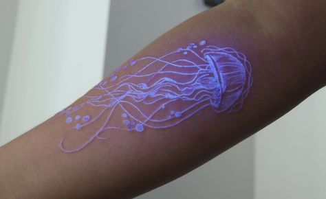 Uv Tattoos, Stunning Tattoos, 16 Tattoo, Uv Tattoo, Light Tattoo, Jellyfish Tattoo, Muster Tattoos, Cute Little Tattoos, Cute Tiny Tattoos