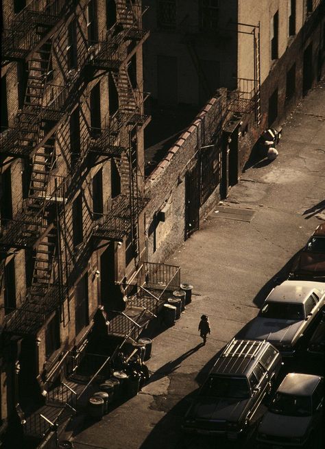 A view of the street.Spanish Harlem: El Barrio in the '80s by Joseph Rodriguez is published by powerHouse Books. The images will be exhibited at the Bronx Documentary Centre in New York until 14 January. Desk Photography, Harlem Nyc, Spanish Harlem, East Harlem, Harlem New York, The Bronx New York, Wallpaper Photography, School Of Visual Arts, Nyc Aesthetic