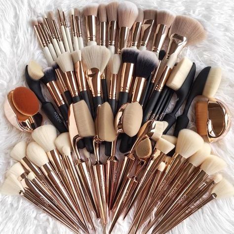 Brushed Beauty: Achieve Perfection with the Right Tools Penyimpanan Makeup, Revolution Eyeshadow, Alat Makeup, Makeup Brushes Guide, Artist Makeup, Beauty Make-up, Pinterest Makeup, Makeup Guide, Luxury Makeup