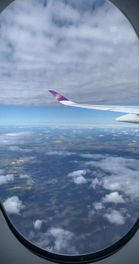 Window View Night, Plane Window View, Relaxing Images, Airplane Window View, Airborne Forces, Plane Window, Thai Airways, Sky Gif, Airplane Wallpaper