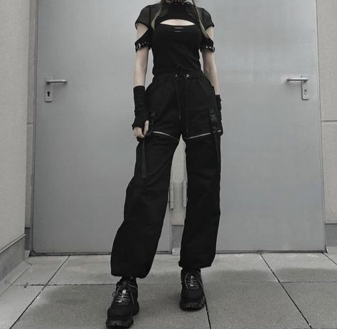 Combat Clothes Aesthetic, Everyday Techwear, Vigilante Outfit Female, Tactical Outfit Women, Arcane Clothes, Gothic Techwear, Soft Techwear, Tech Wear Women, Techwear Outfits Women