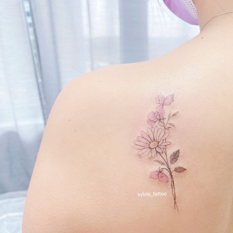 Snow Drop And Daisy Tattoo, Daisy And Sweet Pea Flower Tattoos, Carnation And Sweet Pea Tattoo, Sweet Pea And Daisy Tattoo Birth Flowers, April Birth Flower Tattoo Daisy And Sweet Pea, Sweet Pea Tattoo Color, Daisy And Sweetpea Tattoo, Daisy And Sweat Pea Tattoo, Daisy Sweet Pea Tattoo