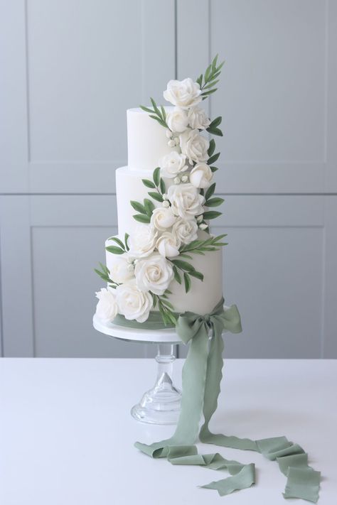 Wedding Cake Ideas Sage Green, Safe Green Wedding Cake, White And Sage Wedding Cake, Sage And White Wedding Cake, Sage Green Wedding Cakes, Wedding Cakes Sage Green, Wedding Cake With Sage Green, Wedding Cake Green And White, Sage Cakes