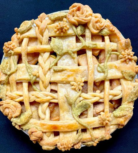 Art in Pie’s Instagram post: “Rustic floral apple pie 🍏🍎 #pieart #pieartindonesia #piedesign #instapie #piesofinstagram #applepie #applepiejakarta #naturalcoloring” Frozen Apples, Cranberry Recipes Thanksgiving, Cranberry Dessert, Lemon Cream Pies, Fun Thanksgiving Desserts, Freezing Apples, Heirloom Recipes, Cream Pie Recipes, Thanksgiving Food Desserts