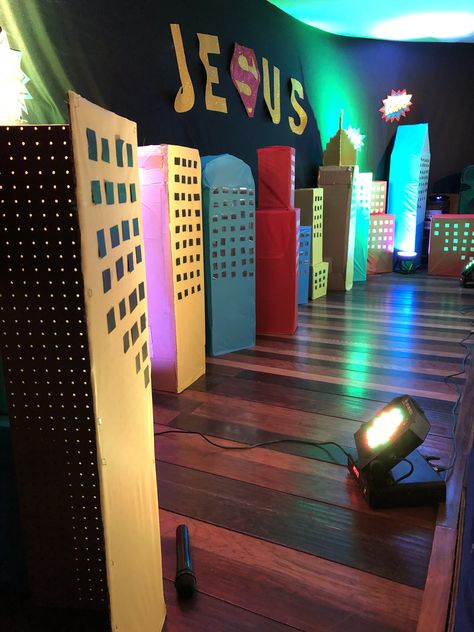 Ebdv 2019 Jesús Superhero Stage Design, Superhero Backdrop, Superhero Vbs, Bible Heroes, Superhero Decorations, Vbs Themes, Vbs 2024, Kids Ministry, Vacation Bible School