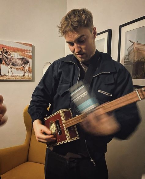 Boyfriend Material Aesthetic, Sam Fender, Guitar Boy, Fender Bender, Best Hug, Dream Guy, Lady And Gentlemen, Pretty Men, Boyfriend Material