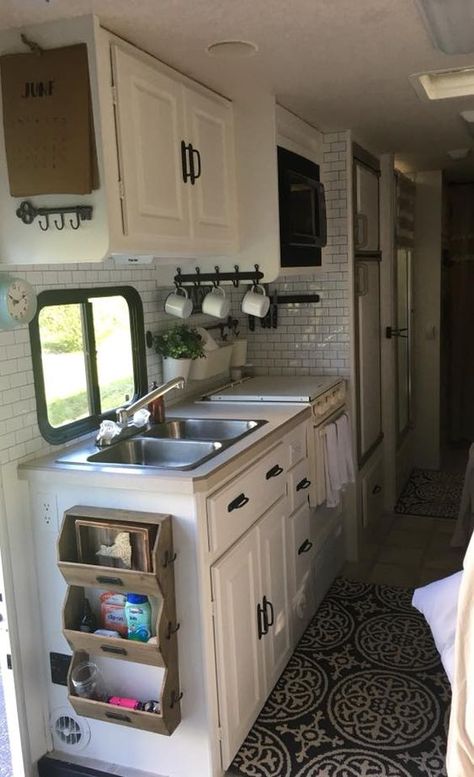 Camper Vintage, Camping Vintage, Camper Trailer Remodel, Camping Diy, Camper Organization, Camper Hacks, Vintage Camper Remodel, Travel Trailer Camping, Kombi Home