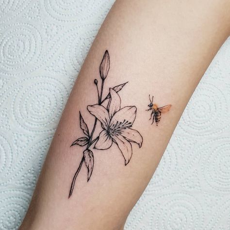 Cheers Frankie ✌🏻🐝 (colab with customers design) . . #lilyflower #lilytattoos #beetattoos #bumblebee #beetattoo #naturetattoos… Lily And Bee Tattoo, Bee And Lily Tattoo, Rain Lily Tattoo, Bee With Flowers Tattoo, Flower And Bee Tattoo, Critter Tattoo, Tattoo Placement Shoulder, Vertical Tattoo, Lillies Tattoo