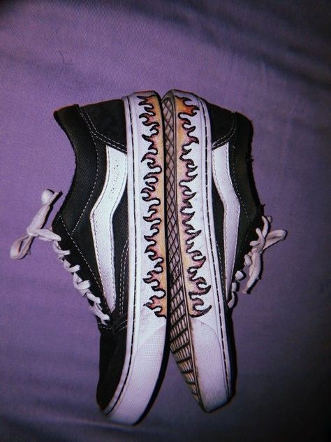 Vans Old School Shoes, Alt Shoes, Edgy Fits, Shoe Tattoos, Grunge Shoes, Ways To Lace Shoes, Custom Sneakers Diy, Custom Shoes Diy, Diy Sneakers