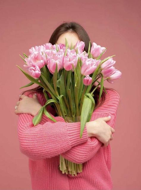 Flower Bouquet Pictures, Art With Flowers, Pink Bg, Person Photography, Cute Family Photos, Bouquet Photography, Love Work, Drawing Pictures, Spring Photoshoot