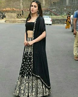 Sara Ali Khan Alia Bhatt, Kareena Kapoor Khan and more Bollywood Stars who love Black lehengas. Designerplanet Shrug Indian Dresses, Black Shrug Outfit Indian, Lehnga With Shrugs, Lehenga Combination, Black And Gold Lehenga, Gold Lehenga, Indian Outfits Lehenga, Wedding Lehenga Designs, Traditional Indian Outfits