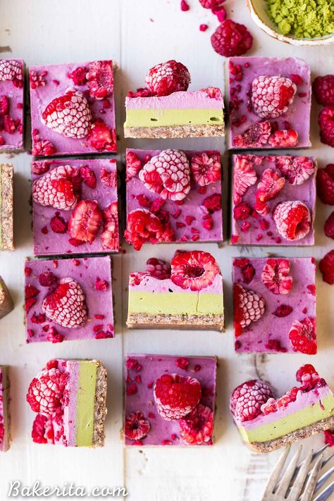 Layered Raspberry Matcha Bars - Gluten Free, Paleo, Refined Sugar Free, Dairy Free & Vegan Brie Cake, Raspberry Matcha, Tart Raspberry, Matcha Bars, Raspberry Cheesecake Bars, Bars Gluten Free, Raw Treats, Cheesecake Bar Recipes, Freeze Dried Raspberries