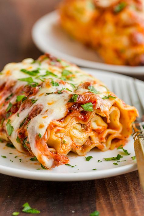 Lasagna Roll Ups combine the best of classic Lasagna (beefy, saucy and cheesy) but are much easier to serve. This is a make-ahead, freezer-friendly recipe. #lasagnarollups #lasagna #easylasagna #bestlasagna #differentlasagna #natashaskitchen #pasta #italian #groundbeef #cheese Lasagna Roll Ups Recipe, Lasagne Roll Ups, Braised Chicken Breast, Lasagna Roll Ups, Beef Lasagna, Slow Cooker Lasagna, Easy Lasagna Recipe, Lasagna Roll, Freezable Meals