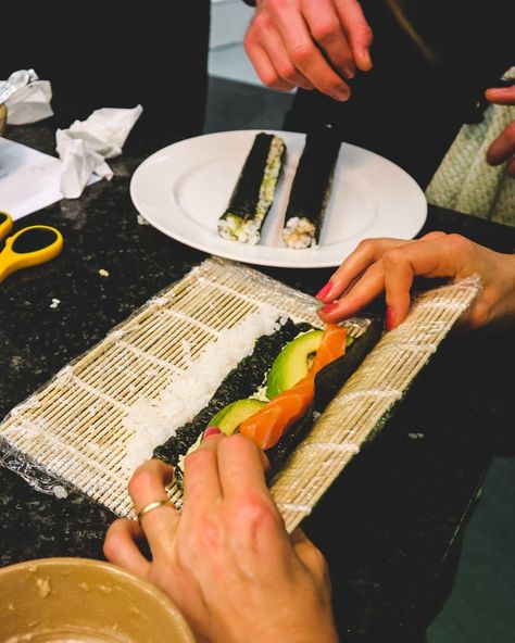 Sushi making class in London Making Sushi At Home Aesthetic, Sushi Making Aesthetic, Sushi Making Party, Papas Games, Making Sushi At Home, 2025 Moodboard, 22nd Bday, Dates Ideas, Making Sushi