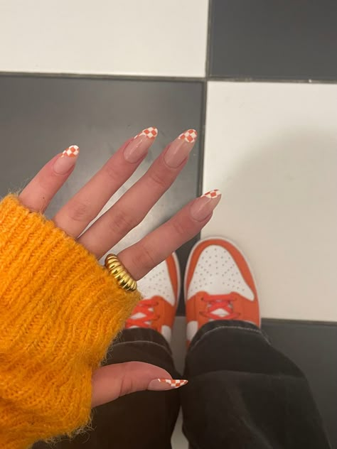 nail art Checkerboard Tip Nails, Orange Checkerboard Nails, Checkerboard French Tip Nails, Orange And White Checkerboard Nails, Checkerboard Nails Tutorial, Checkered Nails Tutorial, Orange Checkered Nails, Orange Star Nails, Checkered French Tip Nails