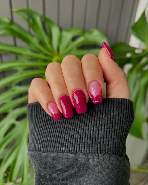 💕DIY powder dip nails. Using @glamrdip in the shades #Glisten (jelly), #Trophy (magenta), and #Golden Child (glitter). 💜Method… 1. For the frenchies I used 1 layer base and dipped the tip into Trophy using a French Tip dipping tray. Then I poured over with Glisten. Repeat this 3x. Then use 1 layer base and sprinkle Golden Child over with a fluffy makeup brush, then pour over with Clear to encapsulate. 2. For the remaining nails 1 layer base and dip into Trophy. Do this 3x. Then 1 layer of ba... Glamrdip Nails, Magenta Dip Powder Nails, Cajun Shrimp Dip Powder Nails, Apex Method Dip Nails, Powder Dip Nails, Revel Nail Dip, Dip Nail, Dip Nails, Golden Child