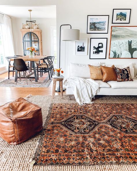 Rug layering ideas with a jute rug and a vintage rug Layered Rugs Living Room, Persian Rug Living Room, Layering Rugs, Rug Layering, Rugs Ideas, Interior Boho, Layered Rugs, Boho Living Room, Living Room Inspo