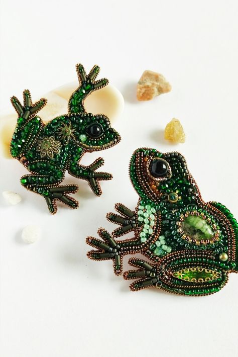 Green frog brooch, Beaded frog pin, frog jewelry, handmade summer accessory. Brooches Diy, Beaded Frog, Frog Embroidery, Stump Work, Frog Pin, Frog Brooch, Frog Jewelry, Frog Pins, Brooch Diy