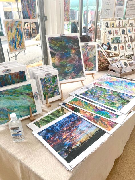 Outdoor Art Booth Display Ideas, Art Booth Display Ideas Paintings, Art Print Display Ideas, Art Show Set Up, Artist Vendor Booth Ideas, Art Booth Ideas, Art Stall Display Ideas, Art Fair Booth Display Ideas, Art Table Display